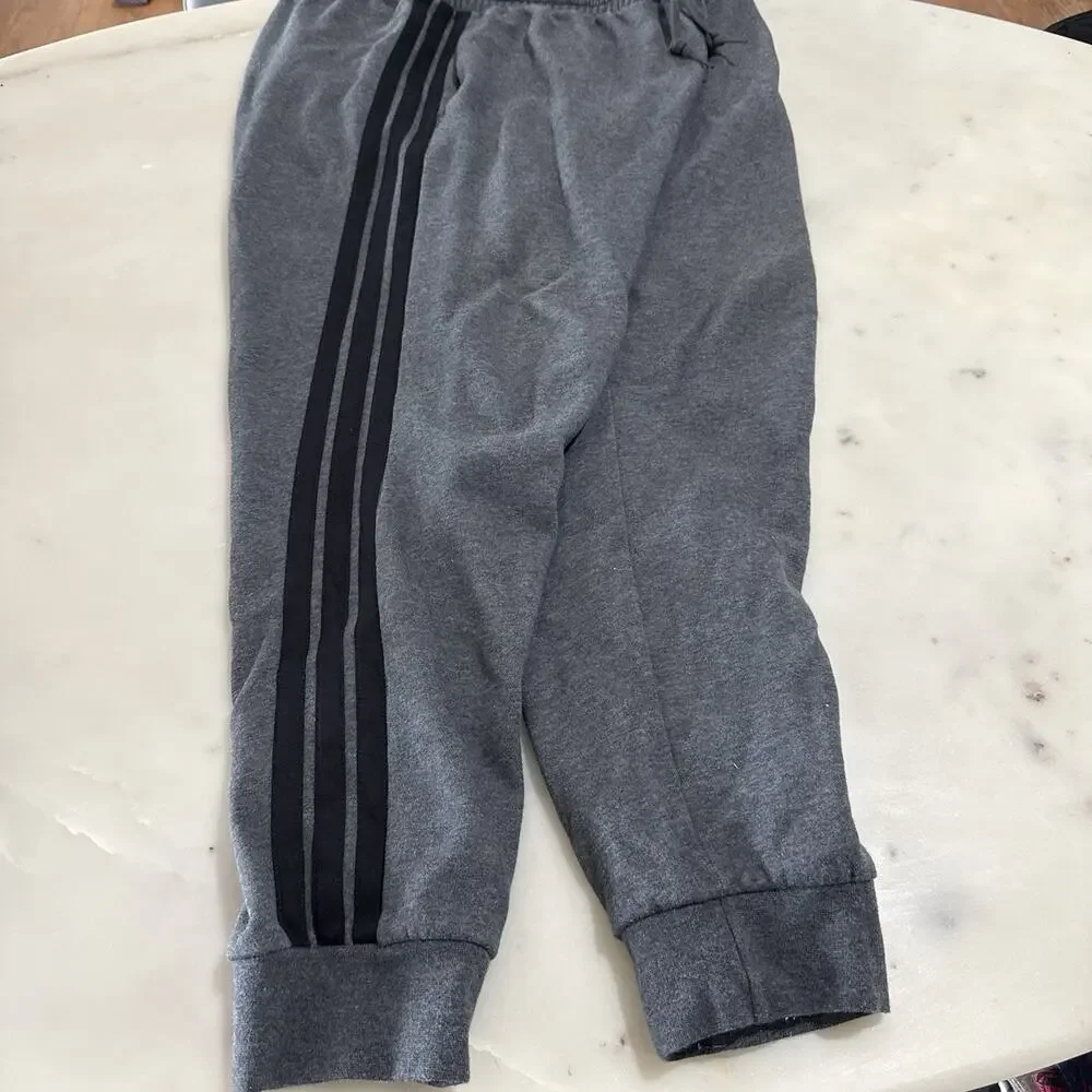 adidas men Essentials 3-Stripes Fleece Pants Size XL Dark Grey Black